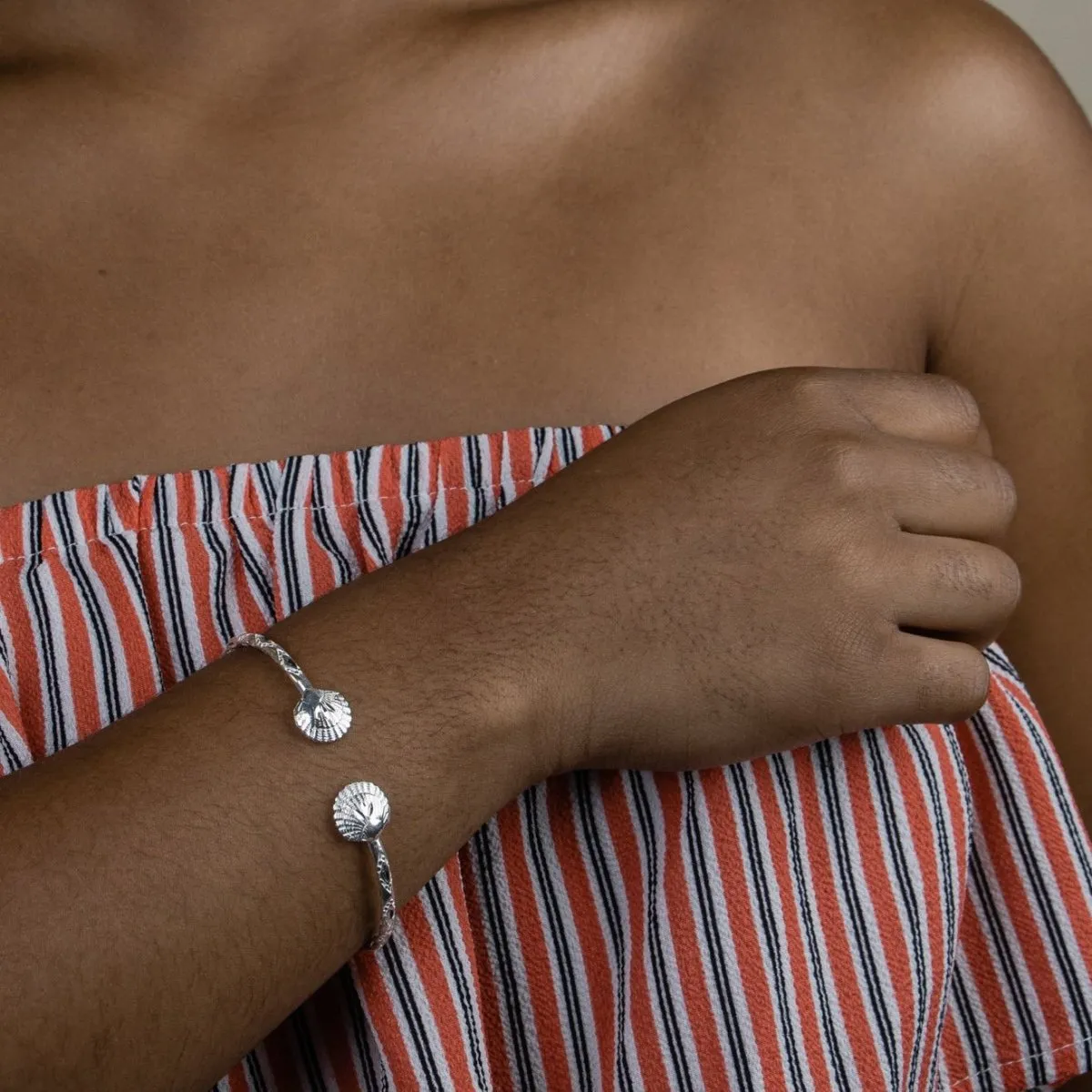 Light Large Clam Bangle with Diamante Pattern